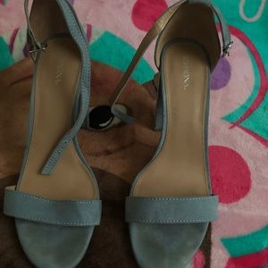 Blue pumps
